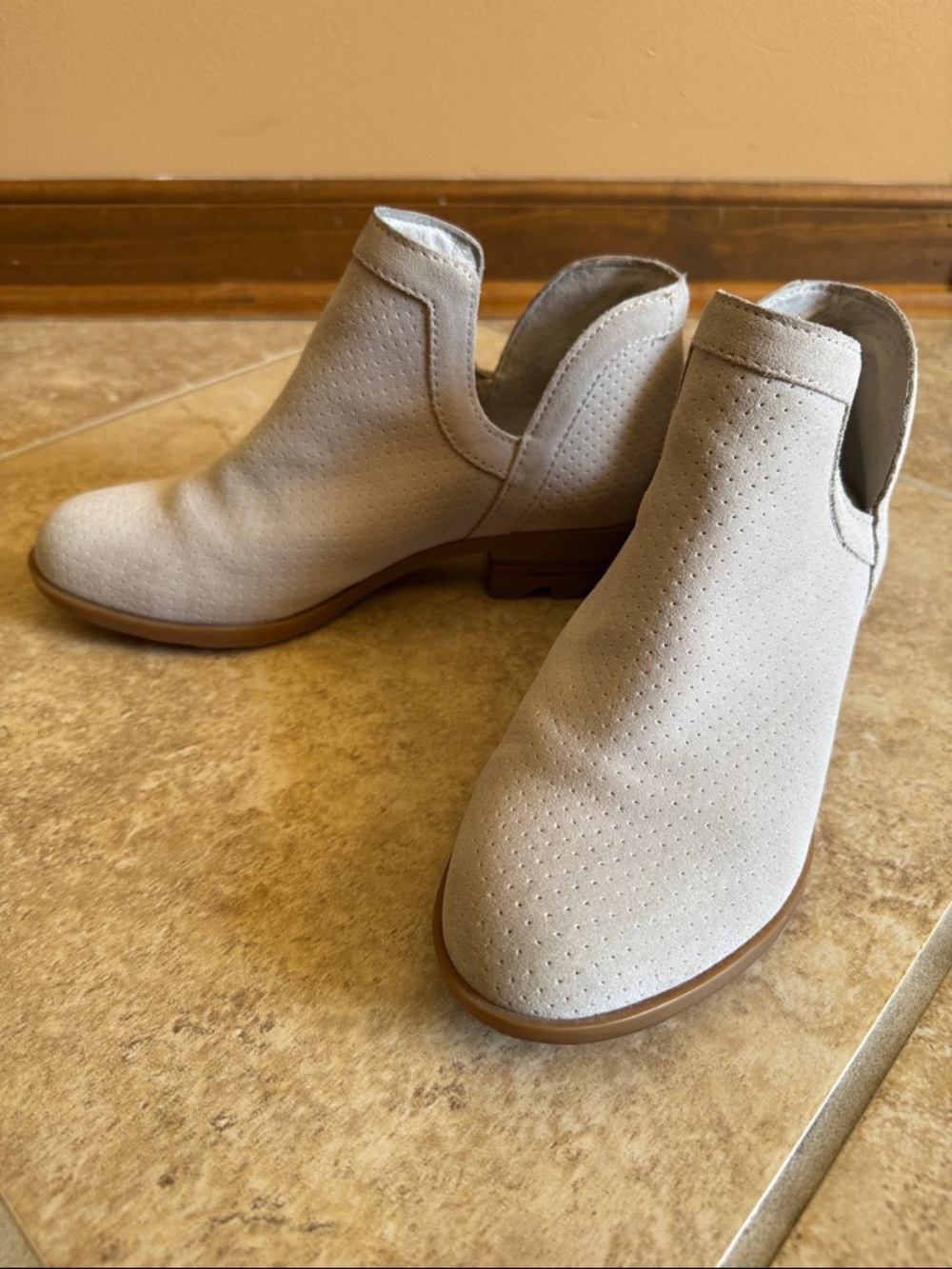 Woman’s Sorel Light Gray Suede Ankle Booties, 6.5 - Picture 5 of 6